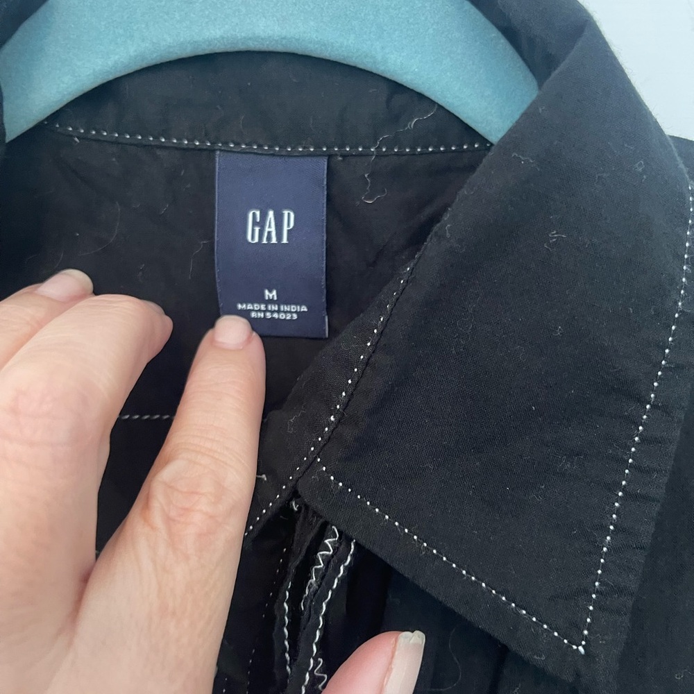 GAP Black Ruffle Front Blouse Top Shirt with contrast stitching button down Sz M - Picture 3 of 3